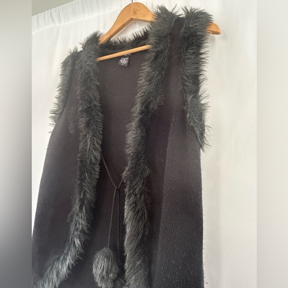 Attyre New York Size Large Black Vest Faux Fur Border and Tie Balls - Picture 7 of 9